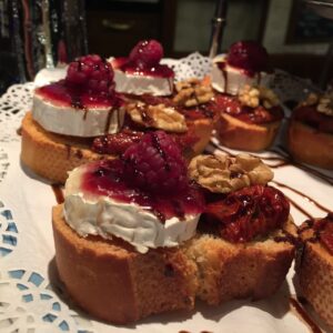Tapas de Queso Brie y Jamón Serrano